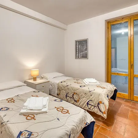 Guesthost - Il Glicine Flat X4 بيرودجا
